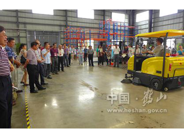 向省、市領(lǐng)導(dǎo)展示操作牛力電動掃地車