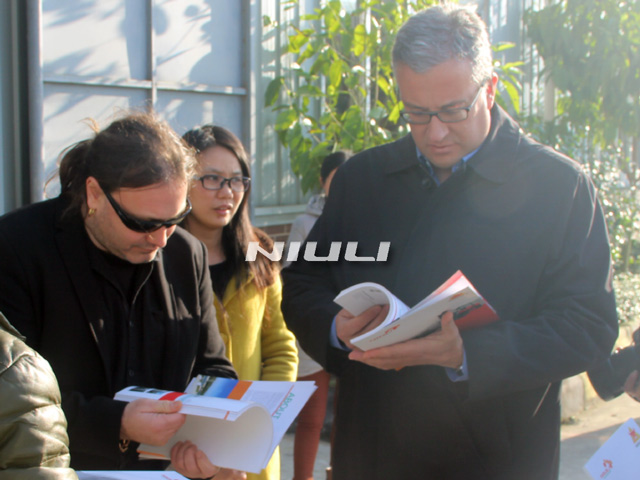 西班牙吉胡埃洛市長仔細(xì)閱讀牛力產(chǎn)品畫冊