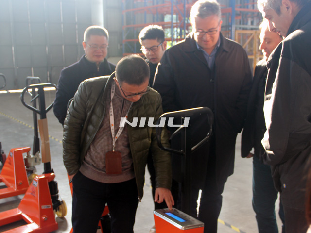 西班牙吉胡埃洛市長體驗(yàn)牛力產(chǎn)品