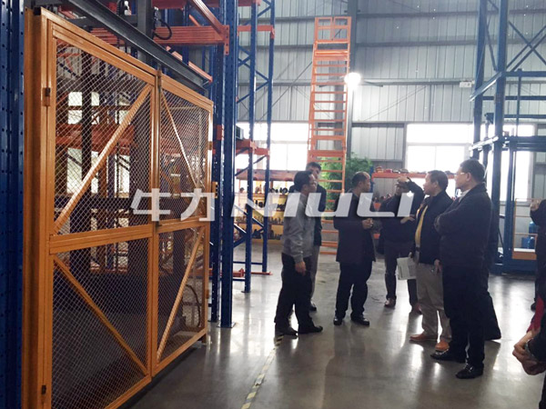 倉庫貨架搭配各種物流設(shè)備使用