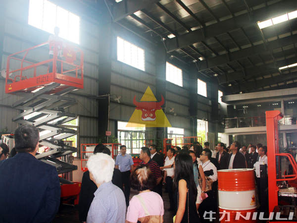 香港“一帶一路”國(guó)際研究院商務(wù)訪問(wèn)團(tuán)到牛力機(jī)械參觀考察